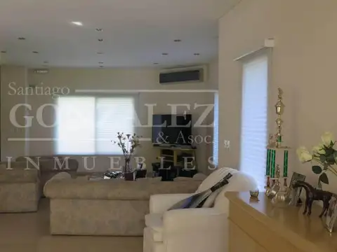 Casa en Venta con 2 cocheras