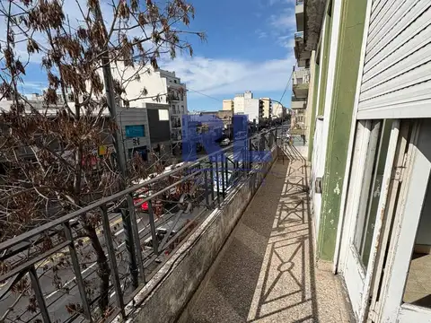 Departamento en segundo piso por escalera  