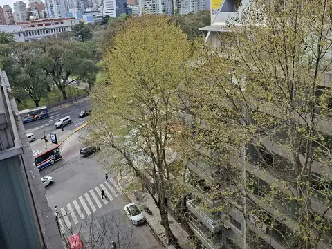 LUMINOSO DOS AMBIENTES AL FRENTE EN  IMPECABLE ESTADO