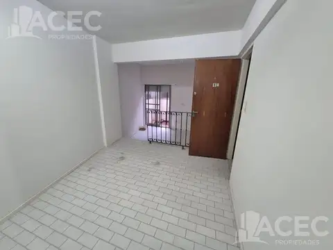 9 de julio al 2100 - Piso 1° Dpto B con patio