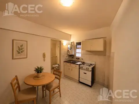 9 de julio al 2100 - Piso 1° Dpto B con patio