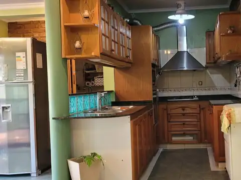 Casa 4 ambientes con 2 baños