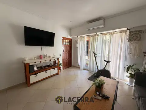 Venta de PH independiente 3 Amb c/ cochera, terraza y parrilla en Villa Ballester
