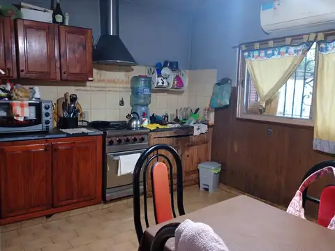 Casa en venta con cochera descubierta y parque con pileta