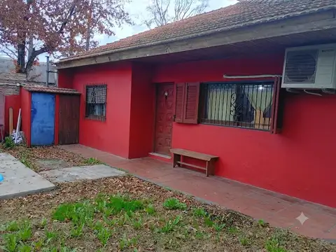 Casa en venta con cochera descubierta y parque con pileta