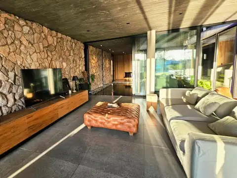 Casa 6 ambientes con 5 baños