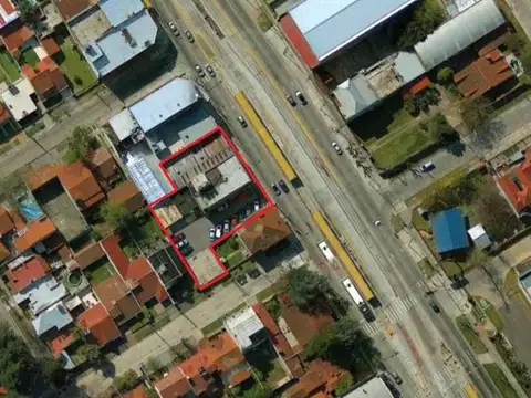 Avenida Calchaqui al 3700 a pasos Quilmes Factory / Jumbo