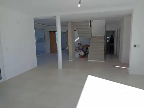 Casa en Alquiler con 3 cocheras