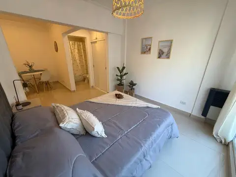 Departamento un ambiente desplazado a la calle c/balcón, a 3 cuadras de la costa, Corrientes 1700