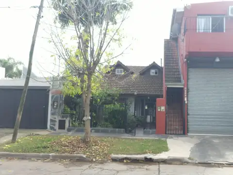 Casa multifamiliar con pileta y quincho – 250 m² cubiertos