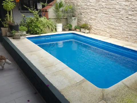 Casa multifamiliar con pileta y quincho – 250 m² cubiertos