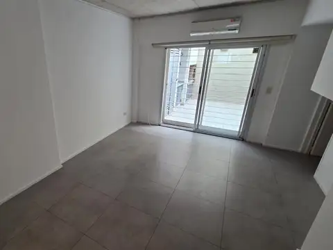 PH PLANTA BAJA A LA CALLE CON JARDIN Y SECTOR DE PARRILLA IMPECABLE