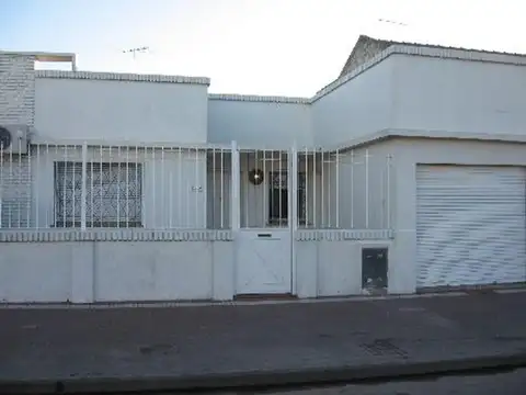 Casa de 3 Amb c/jardín trasero y garage Av. Cevallos 819