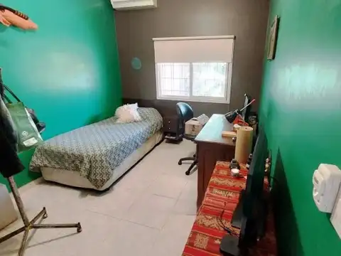 CASA 5 AMBIENTES APTO CRÉDITO CON PILETA EN CASTELAR NORTE