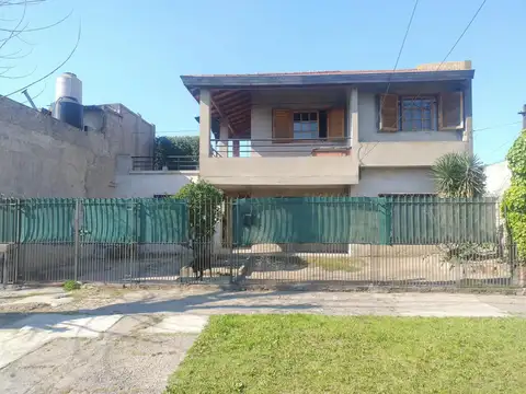 CASA EN LANUS OESTE, DOS PISOS Y LISTA P/ MUDARTE