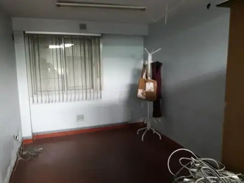 Oficina 5 ambientes con 2 baños