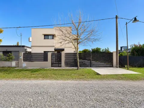 Casa en venta 2 dormitorios con pileta en Las Tardes Roldan