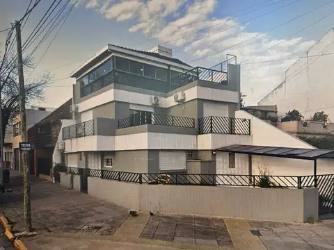 Casa en esquina de 4 ambientes con suite,