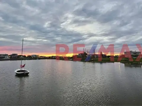 Venta lote a laguna en  Barrio San Sebastián.