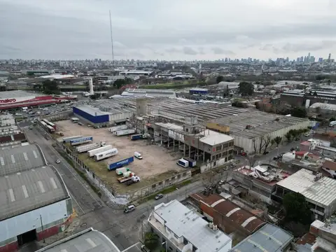 Gran Galpon en venta en la calle Pienovi Avellaneda