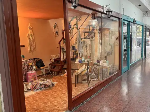 Alquiler Local dentro de Galeria Comercial - Flores