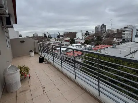 EXCELENTE DEPARTAMENTO DE 2 AMBIENTES CON GRAN TERRAZA PRIVADA – MUY BUENA CATEGORÍA