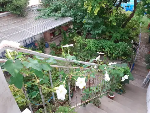 Casa 6 ambientes con 2 baños