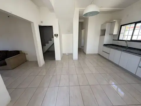 Casa 6 ambientes con 2 baños