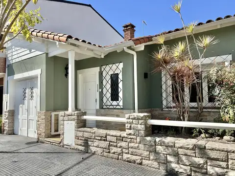 Impecable casa en una planta con jardín y terraza en alquiler, ubicada en Martínez.