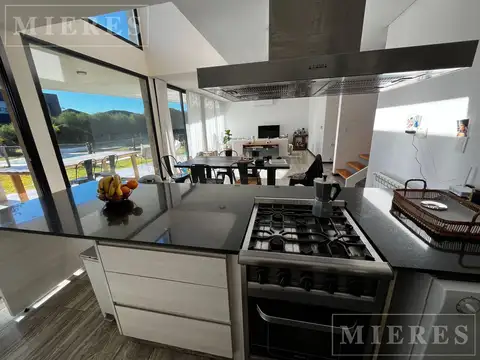 Casa en venta con renta sobre lote interno  en Barrio Ceibos Puertos