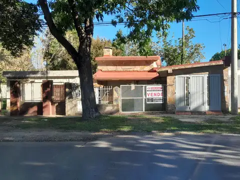 Casa en venta Granadero Baigorria - a Reciclar con Amplio Terreno Ideal Local con Deposito