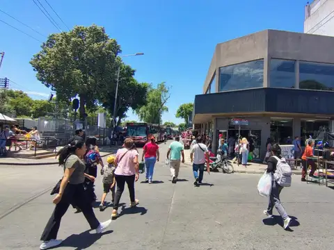 Local en Alquiler en Moron, $ 99.999.999