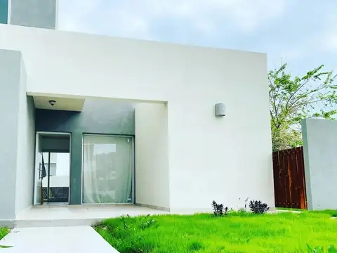 CASA EN ALQUILER TEMPORAL PILAR DEL ESTE