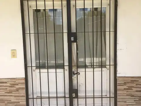 Casa en Alquiler con 2 cocheras