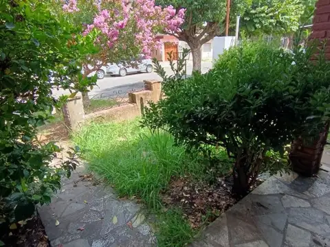 Casa/ Chalet 5 ambientes con patio y jardin ,Hurlingham