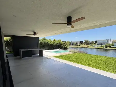 Casa 5 ambientes con 6 baños