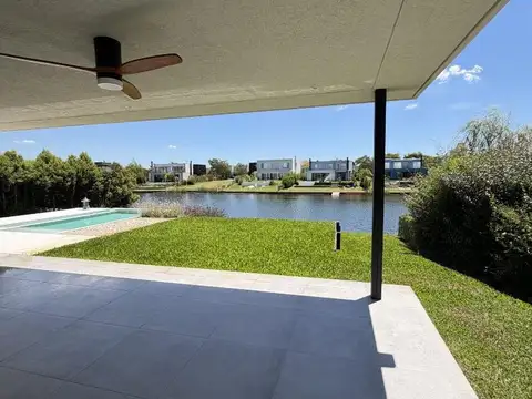 Casa en Alquiler con 5 cocheras