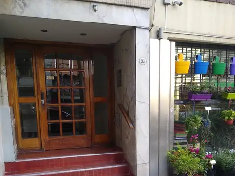 2 ambientes en Caballito. Muy buen estado.