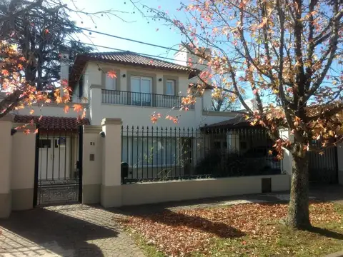 Casa en venta - 5 Dormitorios 4 Baños - City Bell