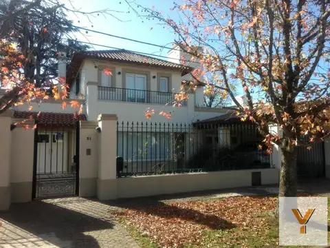Casa en venta - 5 Dormitorios 4 Baños - City Bell