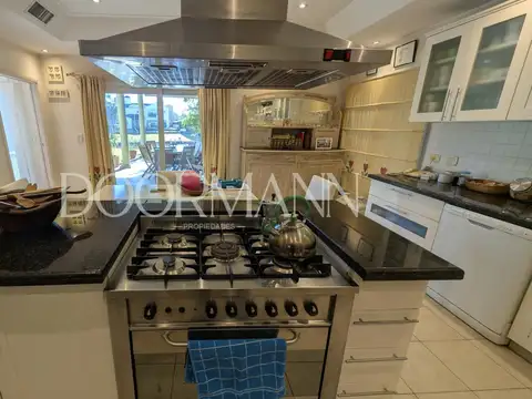 Casa 7 ambientes con 5 baños