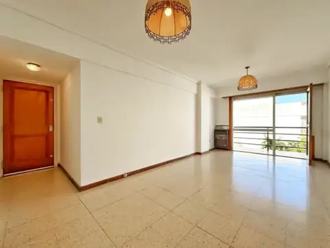 Departamento 2 amb. con cochera y balcón - Sarmiento y Garay