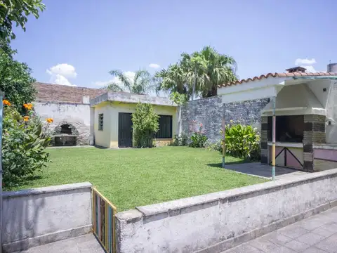VENTA - CASA DE 3 DORMITORIOS CON COCHERA Y PATIO - JORGE CURA