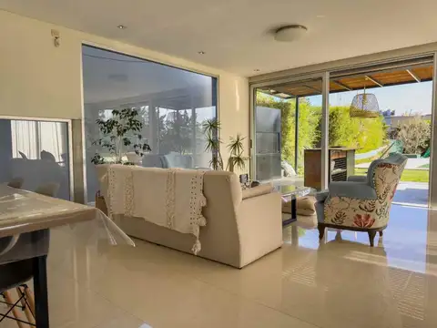 Casa en Alquiler Temporal con 5 cocheras