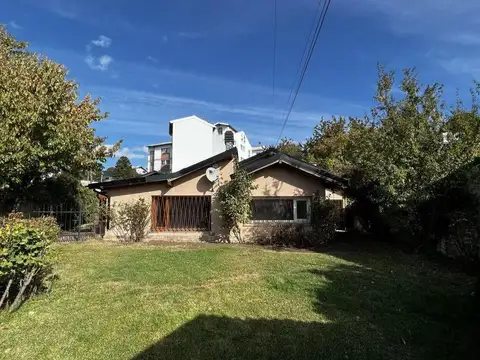 Casa en venta en San Carlos de Bariloche -  3 ambientes y local independiente