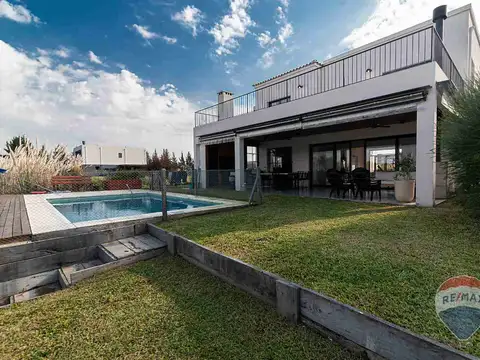 Casa 5 ambientes con 3 baños