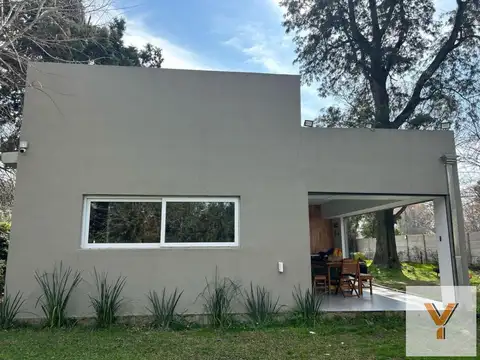 Casa en venta - 4 Dormitorios 4 Baños - 1.400Mts2 - Longchamps