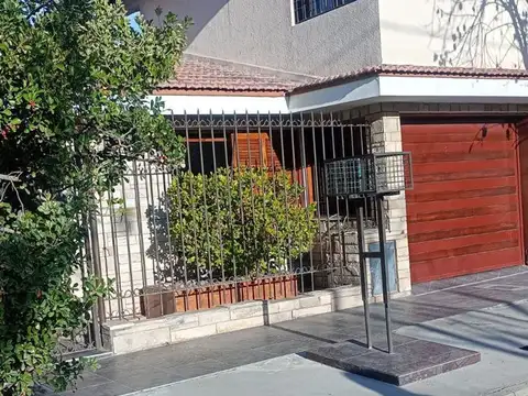 Casa amplia en Barrio Unimev, Guaymallen