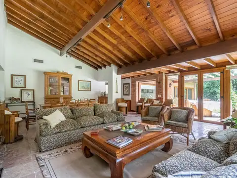 Casa 6 dormitorios vista al golf y 4 cocheras