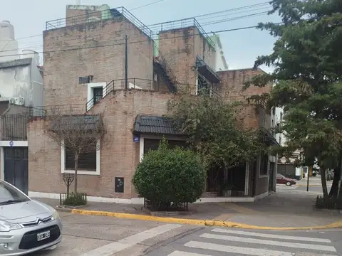 CASA EN ESQUINA DE 5 AMBIENTES CON PATIO,TERRAZAS Y QUINCHO